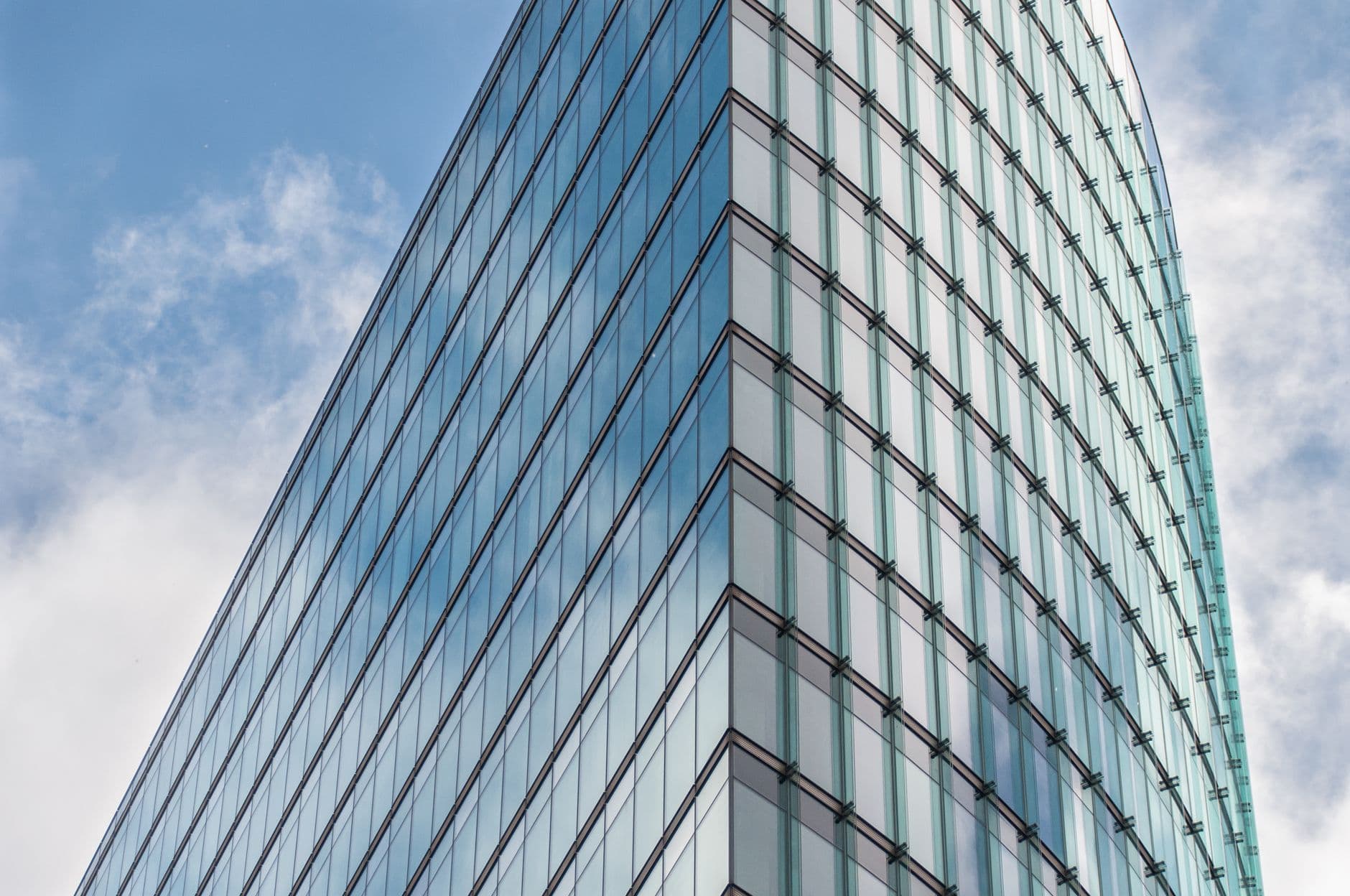 Moderne Glasfassade eines Bürogebäudes